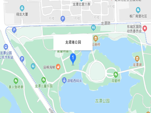 龍?zhí)逗?>龍?zhí)逗?，位于北京市東城區(qū)外城東南隅，龍須溝流經(jīng)此地，故命名為&ldquo;龍?zhí)逗?rdquo;。為古高梁河穿過(guò)的地區(qū)，屬海河流域北運(yùn)河支流通惠河支流護(hù)城河水系。因明圍筑外城墻的窯坑積水形成，中華人民共和國(guó)建國(guó)后，疏挖成三處湖面，面積44.3萬(wàn)多平方米，并于1980年代建成大型河湖公園（龍?zhí)逗珗@、北京游樂(lè)園、龍?zhí)段骱珗@）。也是南城雨水的調(diào)蓄湖泊</ul></div>
<div   id=