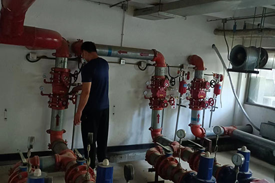 合規(guī)與安全并重：會(huì)議中心<a href=http://www.xiaofangweibao.com target=_blank class=infotextkey>消防維保</a>的法規(guī)標(biāo)準(zhǔn)與實(shí)踐路徑